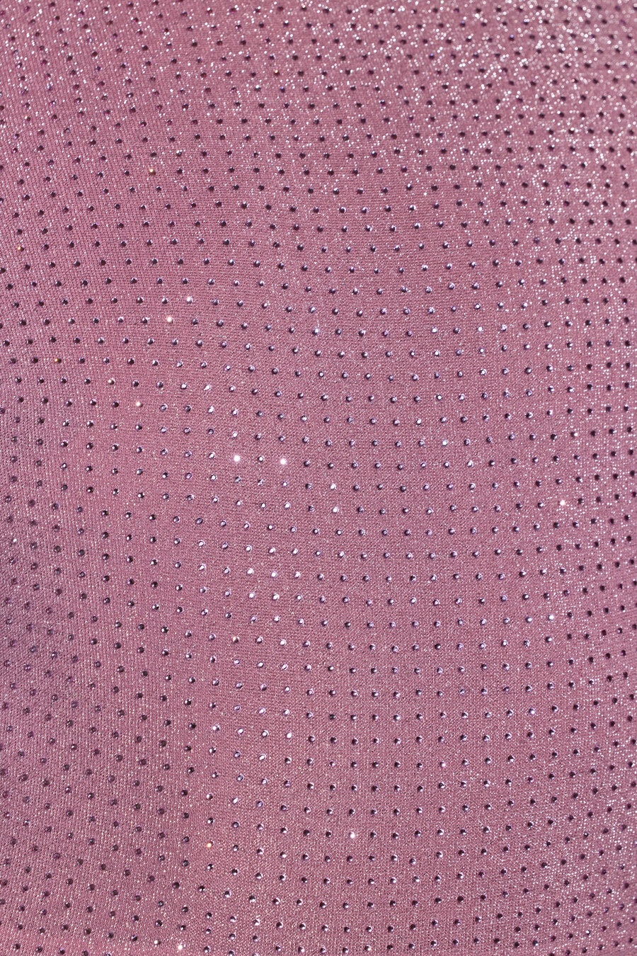 vestido de noite longo com mangas compridas e detalhes bordados em rosa claro.