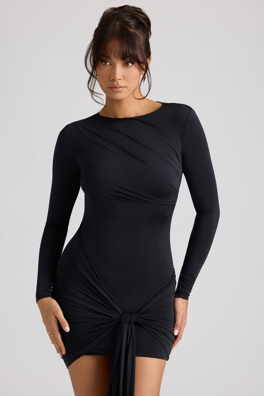 vestido curto drapeado de manga comprida na cor preta.