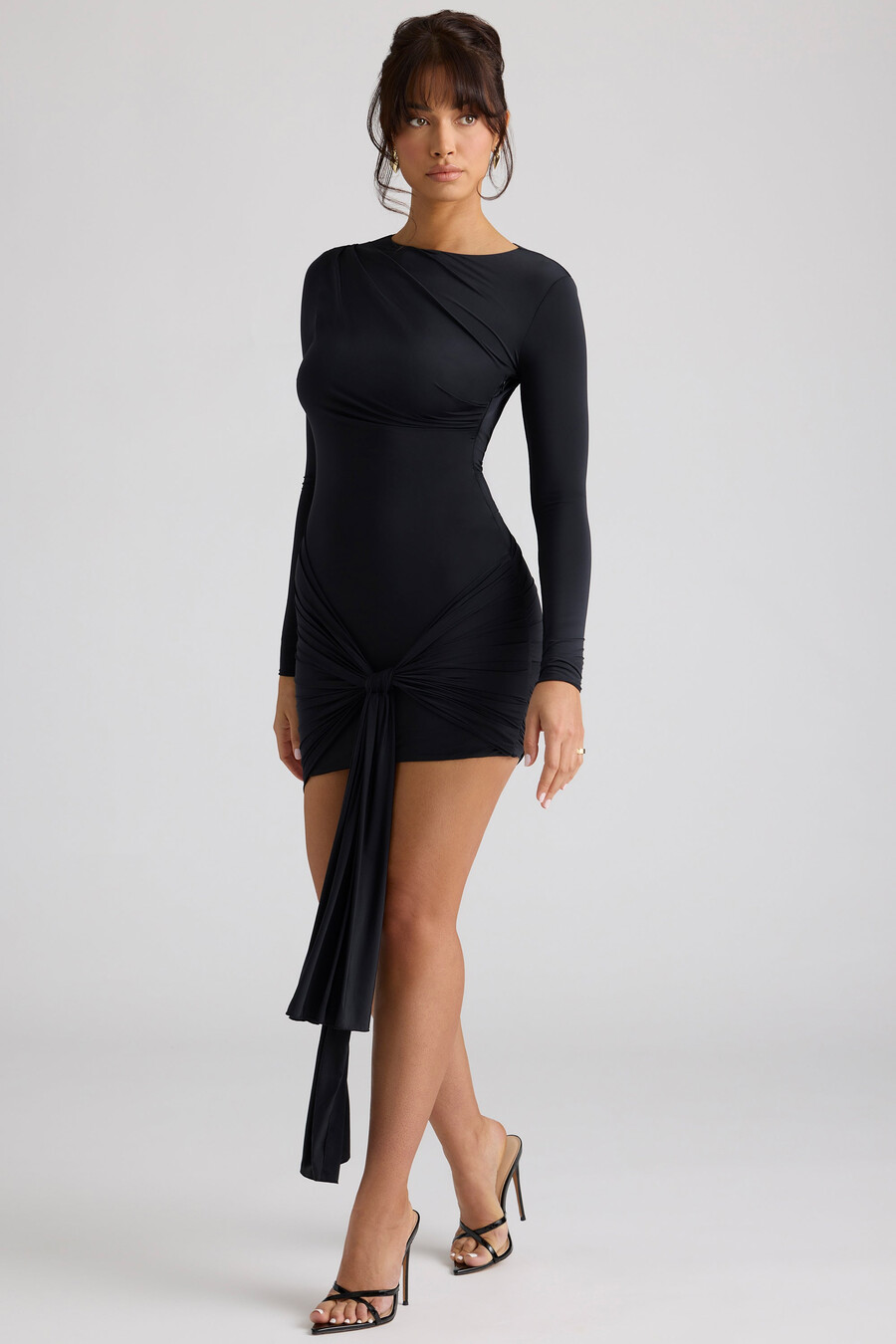 vestido curto drapeado de manga comprida na cor preta.