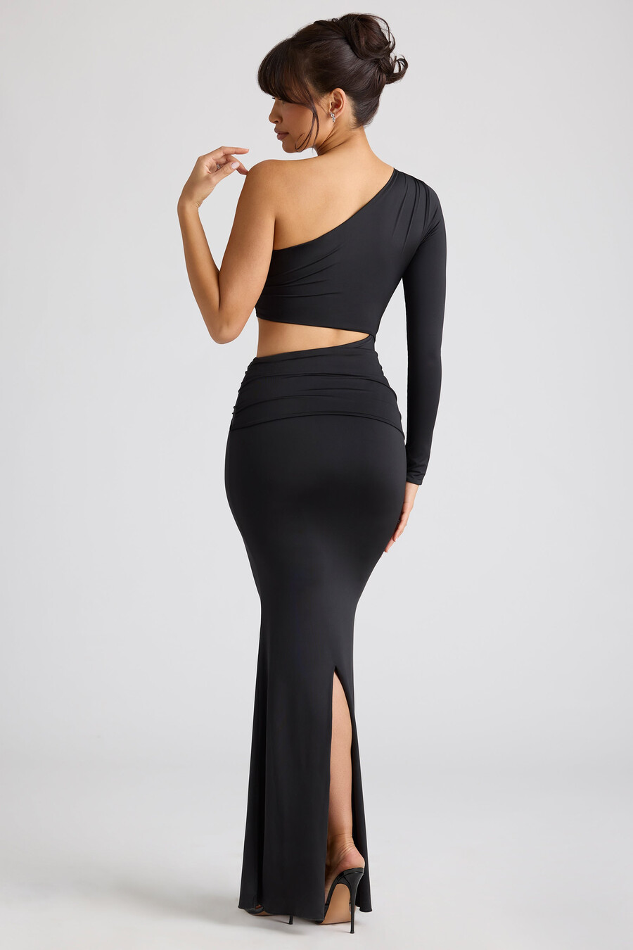 vestido de noite preto com recorte e manga única