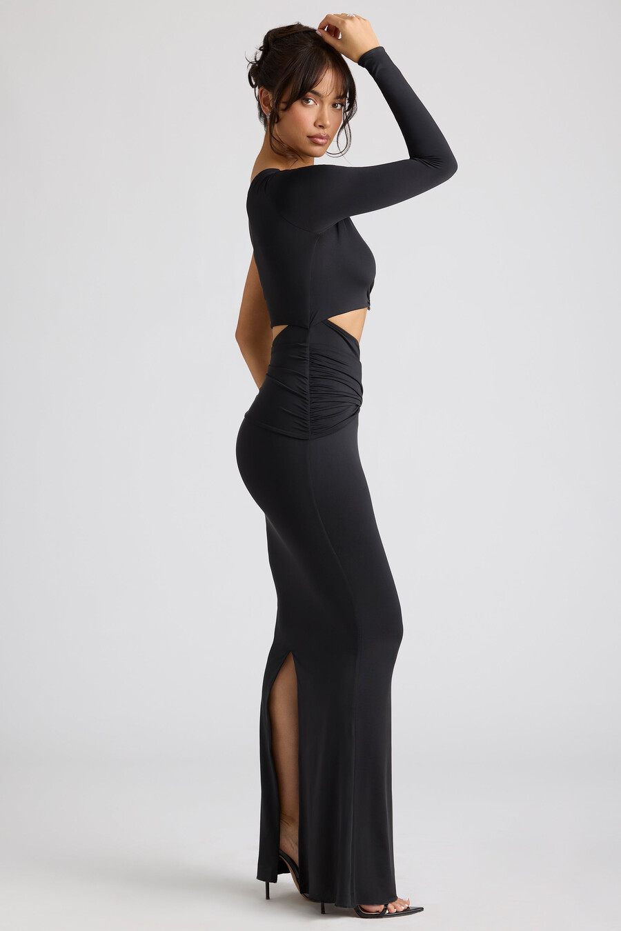 vestido de noite preto com recorte e manga única