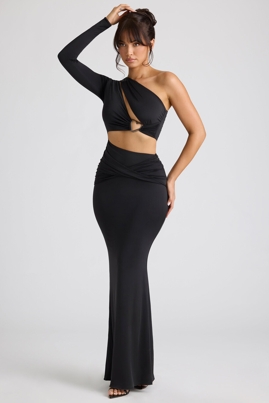 vestido de noite preto com recorte e manga única