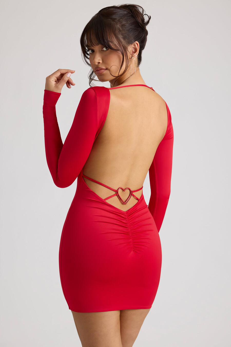 vestido curto de manga comprida com decote coração na cor vermelho fogo.