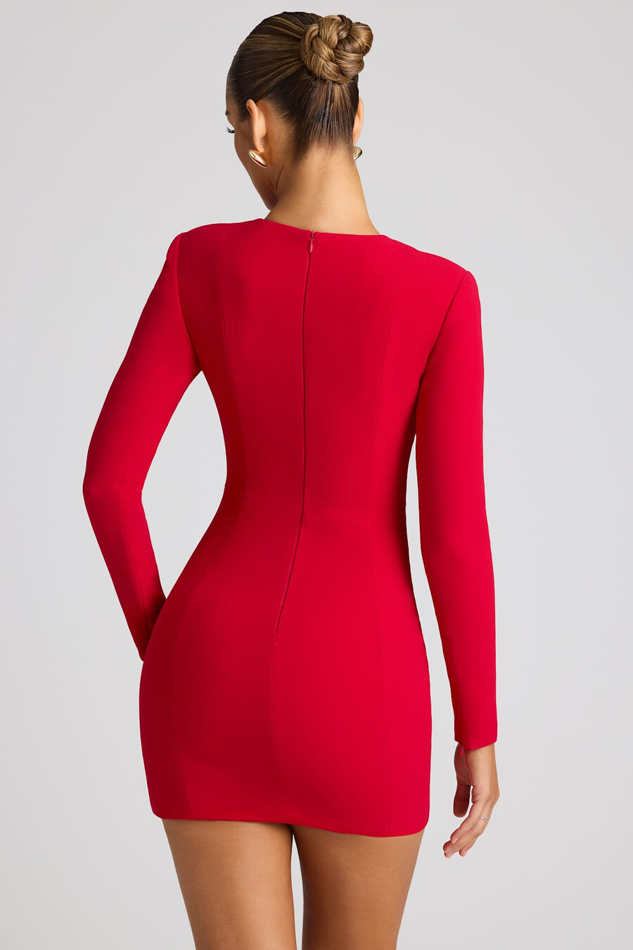 vestido curto de manga comprida com recorte em formato de coração na cor vermelho fogo.