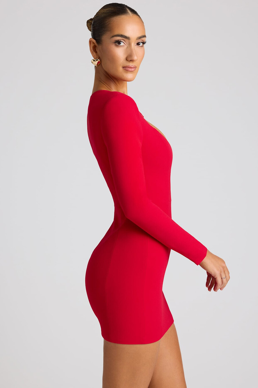 vestido curto de manga comprida com recorte em formato de coração na cor vermelho fogo.