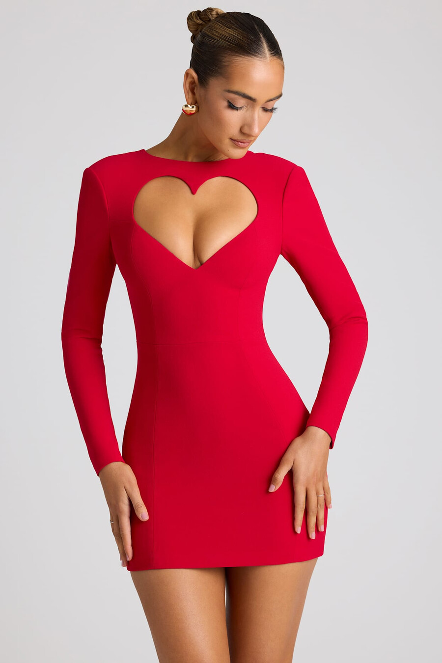 vestido curto de manga comprida com recorte em formato de coração na cor vermelho fogo.