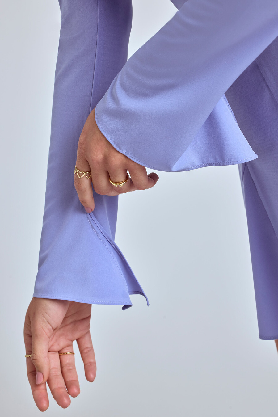 vestido curto godê de manga comprida em azul lavanda