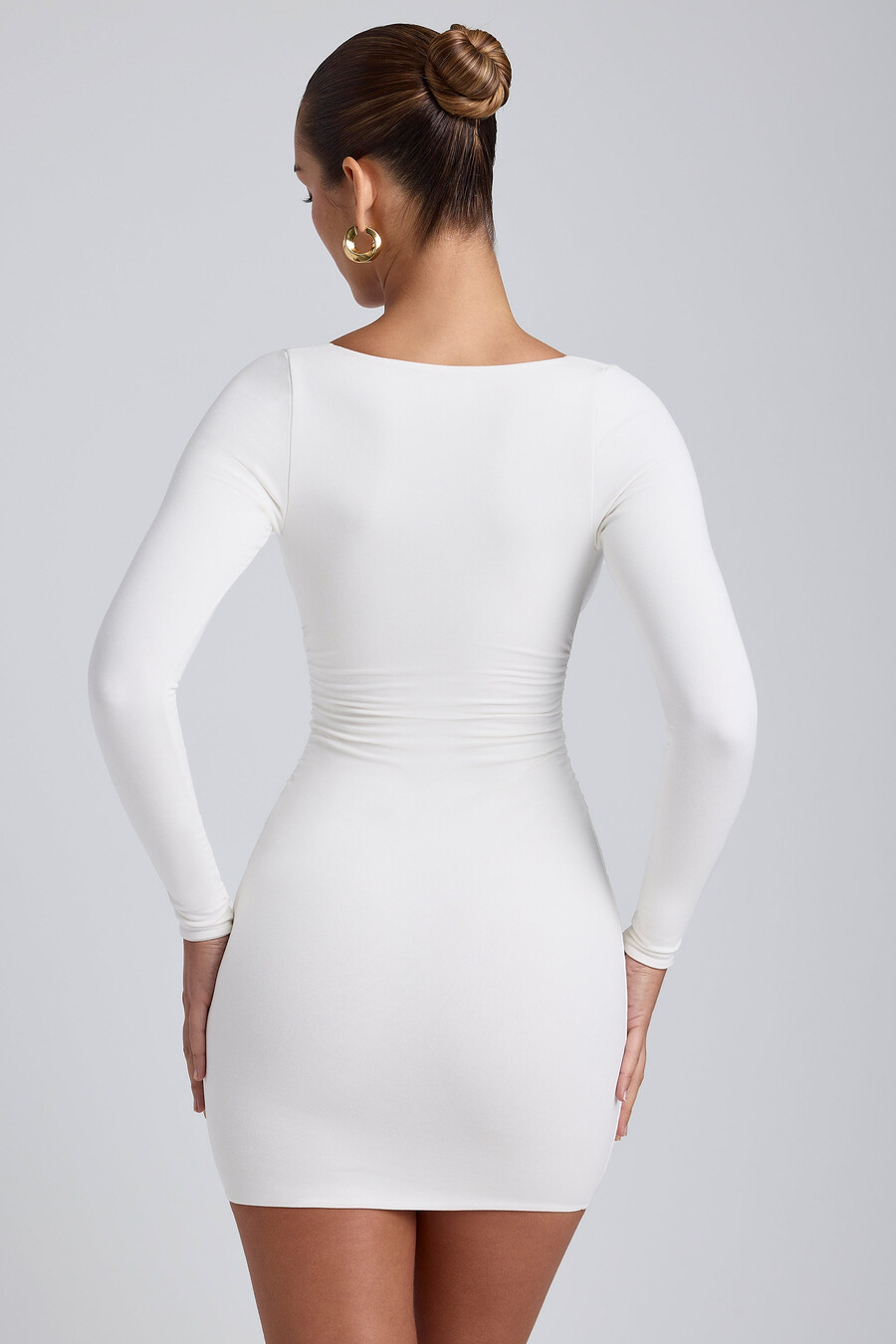 vestido curto de manga comprida com franzido em modal branco.