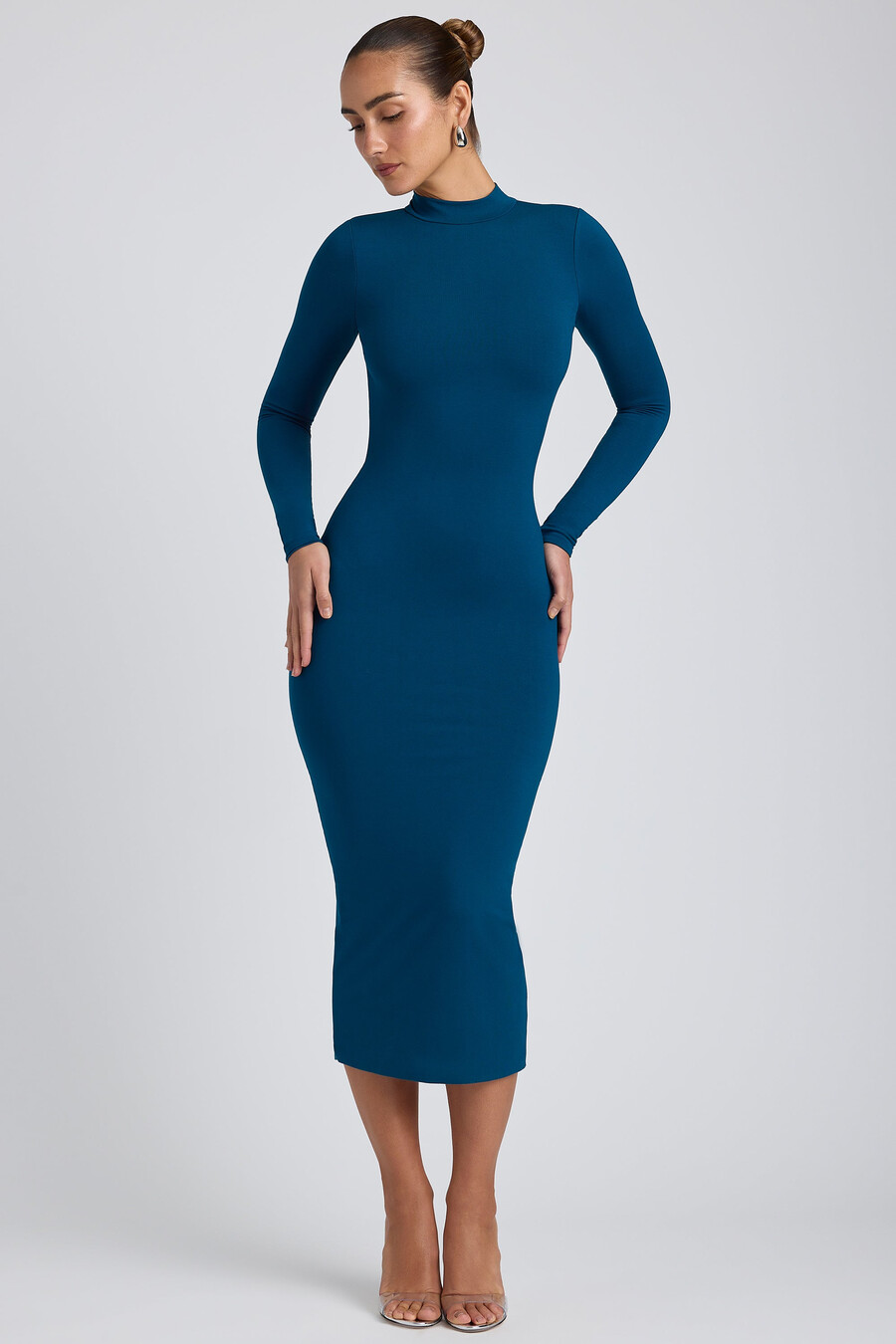 vestido midi com decote cruzado nas costas em modal na cor verde-azulado escuro.