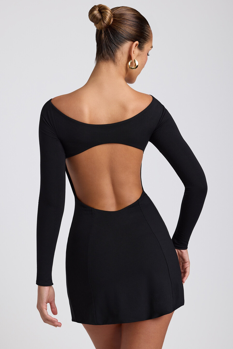 vestido curto de manga comprida com detalhe torcido na frente em modal preto.