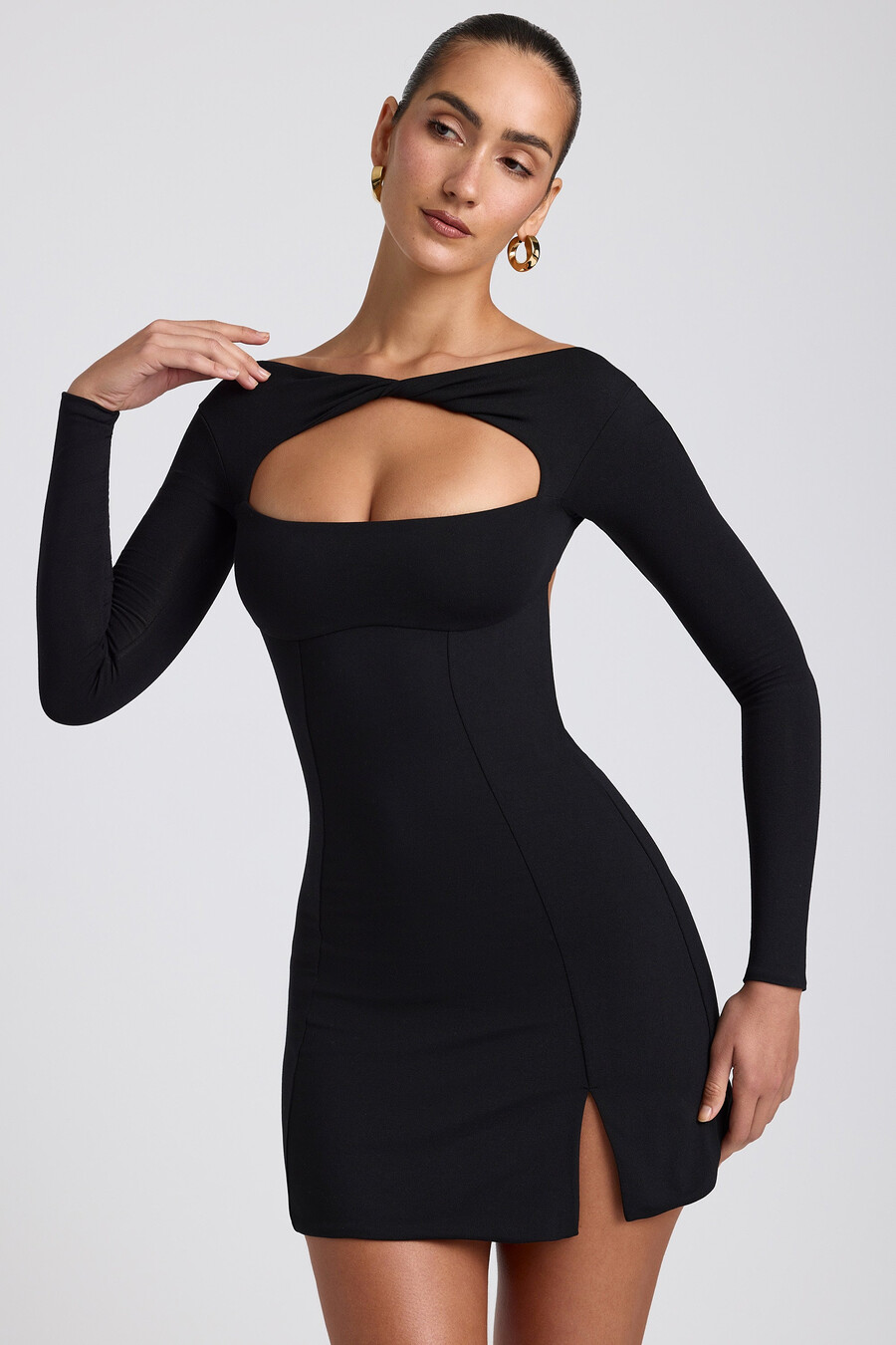vestido curto de manga comprida com detalhe torcido na frente em modal preto.