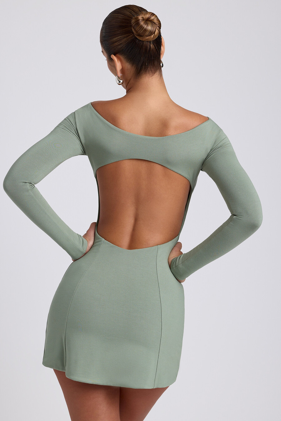 vestido curto de manga comprida em modal com detalhe torcido na frente na cor verde sálvia.