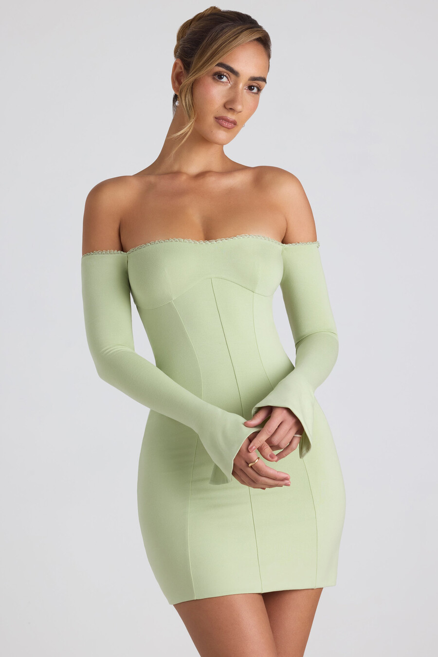 vestido curto de modal com ombros à mostra e detalhes em renda na cor verde primavera.