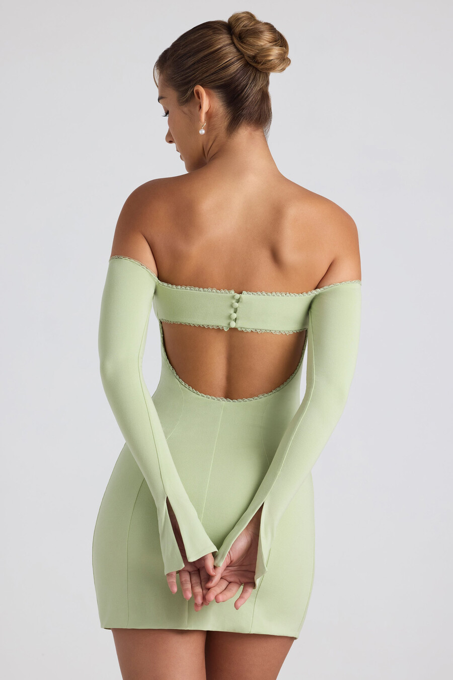 vestido curto de modal com ombros à mostra e detalhes em renda na cor verde primavera.