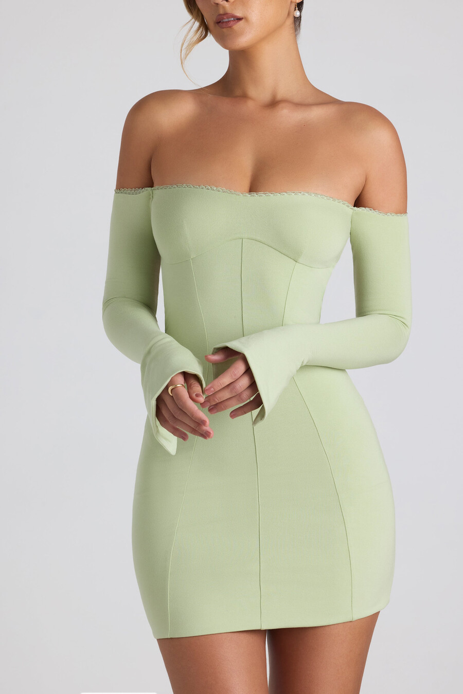 vestido curto de modal com ombros à mostra e detalhes em renda na cor verde primavera.