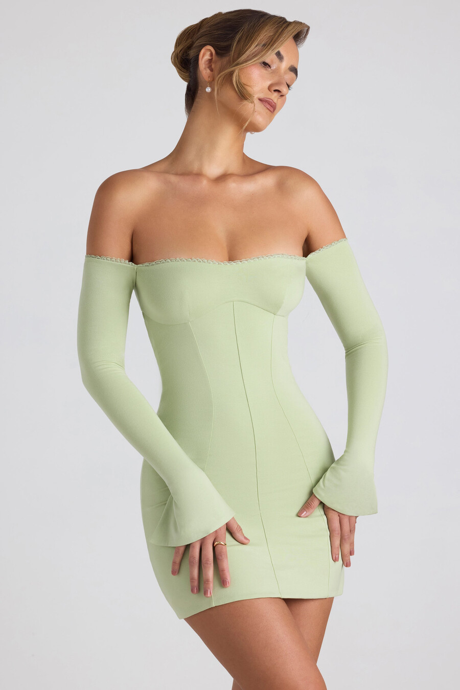 vestido curto de modal com ombros à mostra e detalhes em renda na cor verde primavera.