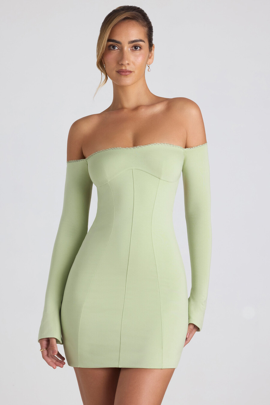vestido curto de modal com ombros à mostra e detalhes em renda na cor verde primavera.