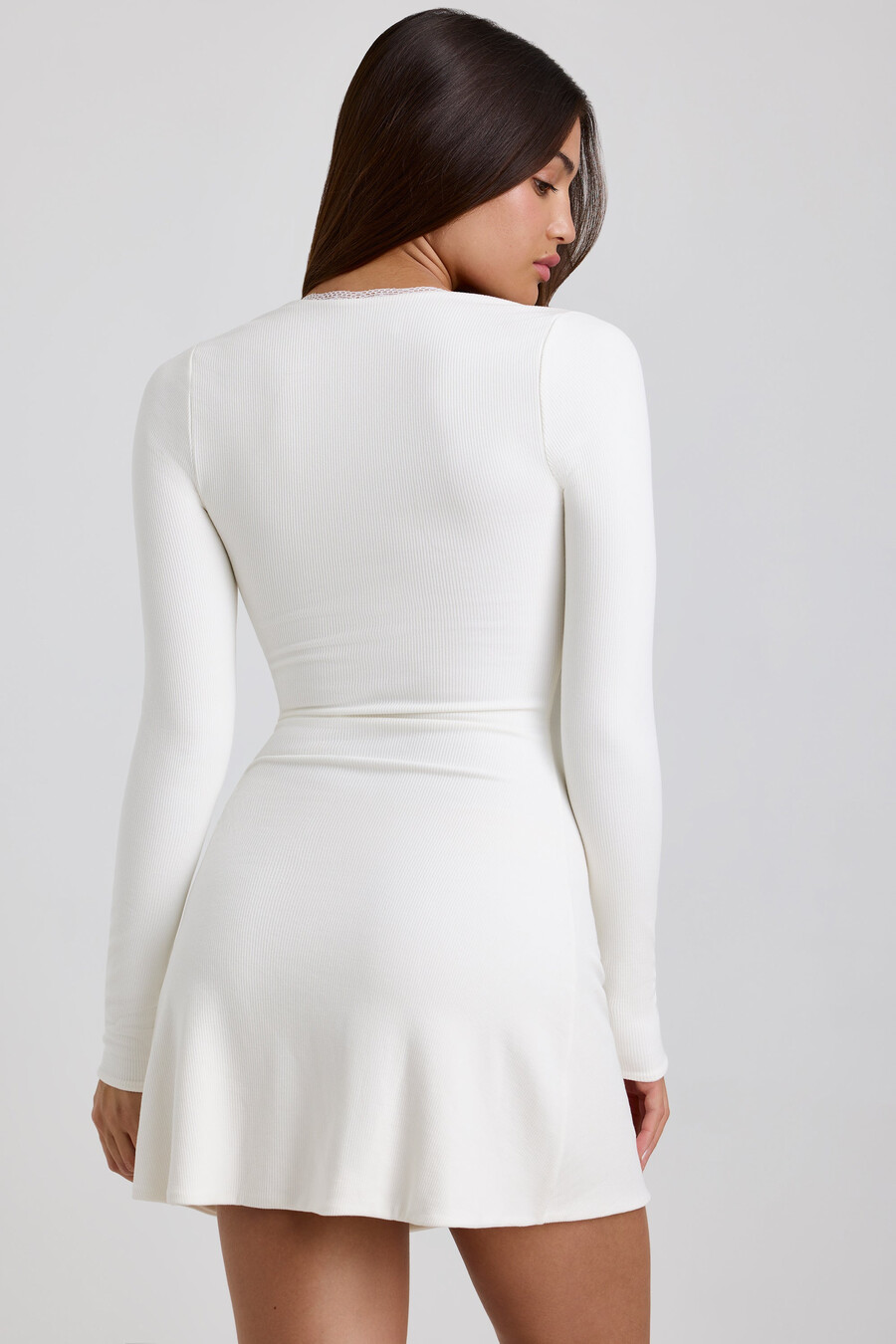vestido curto canelado em modal com detalhes em renda branca.