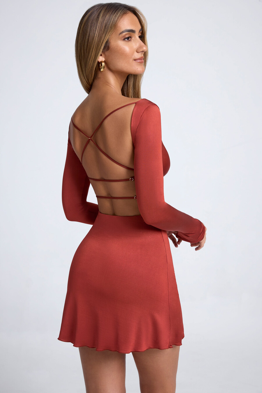 vestido curto evasê com costas abertas na cor marrom acobreado