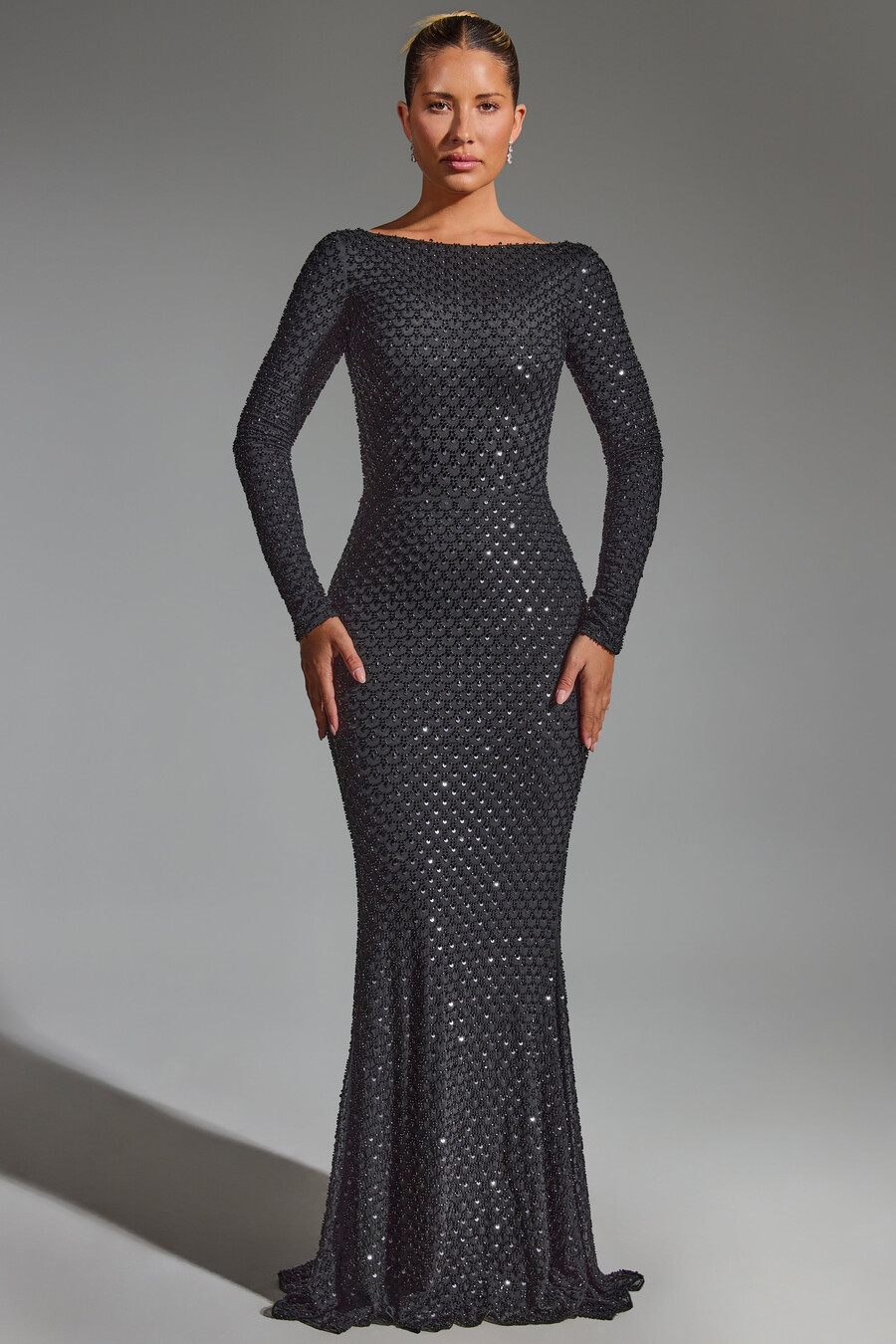 vestido preto com decote nas costas e aplicações.