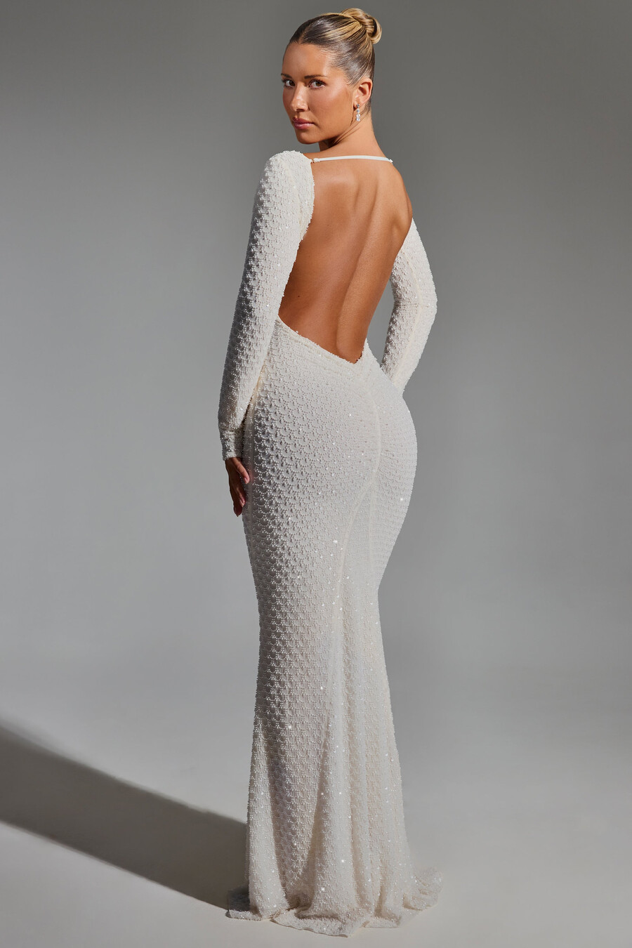 vestido branco com decote nas costas e aplicações.