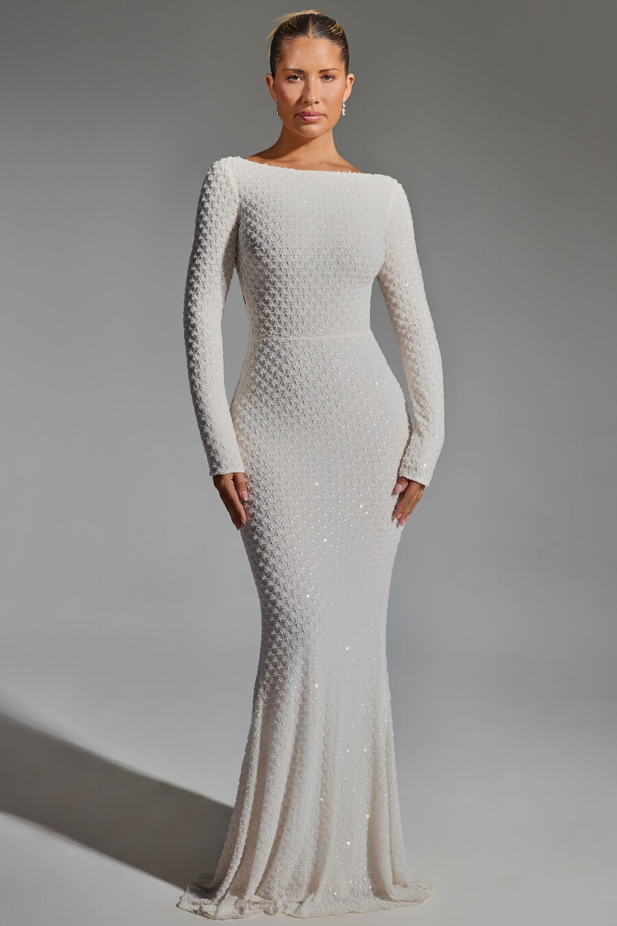 vestido branco com decote nas costas e aplicações.