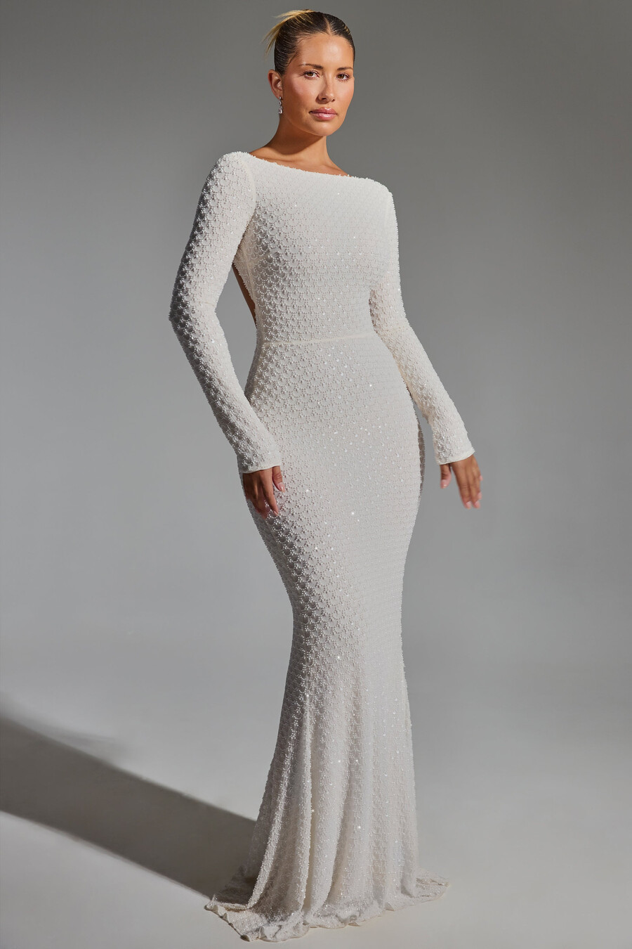 vestido branco com decote nas costas e aplicações.
