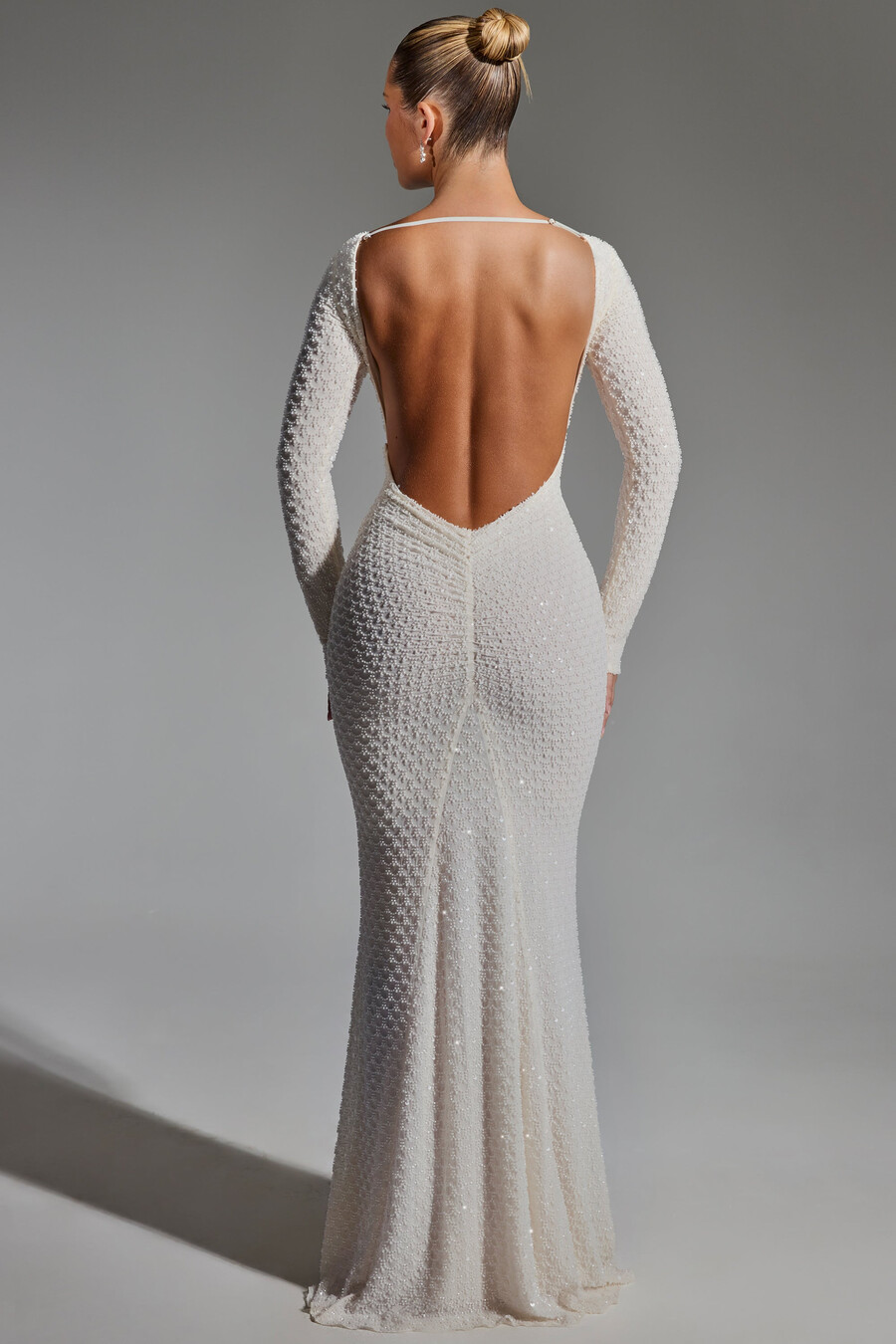 vestido branco com decote nas costas e aplicações.