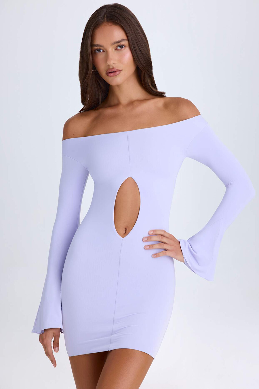 vestido curto com recortes e ombros à mostra em tom lilás suave.