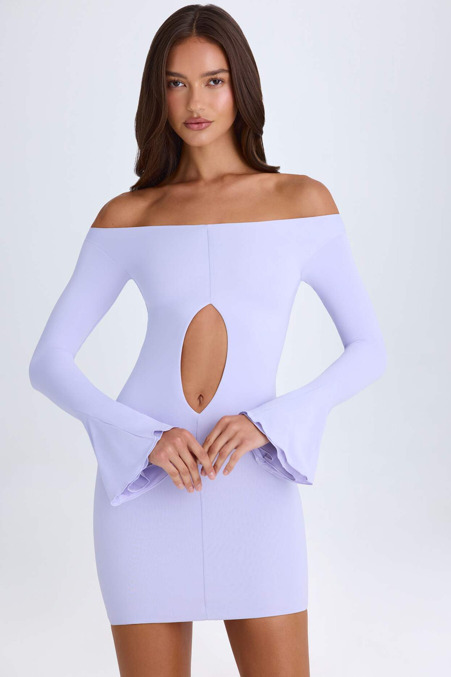 vestido curto com recortes e ombros à mostra em tom lilás suave.