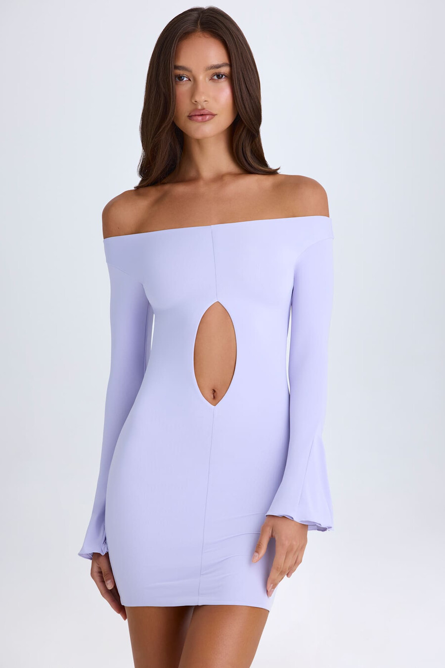 vestido curto com recortes e ombros à mostra em tom lilás suave.