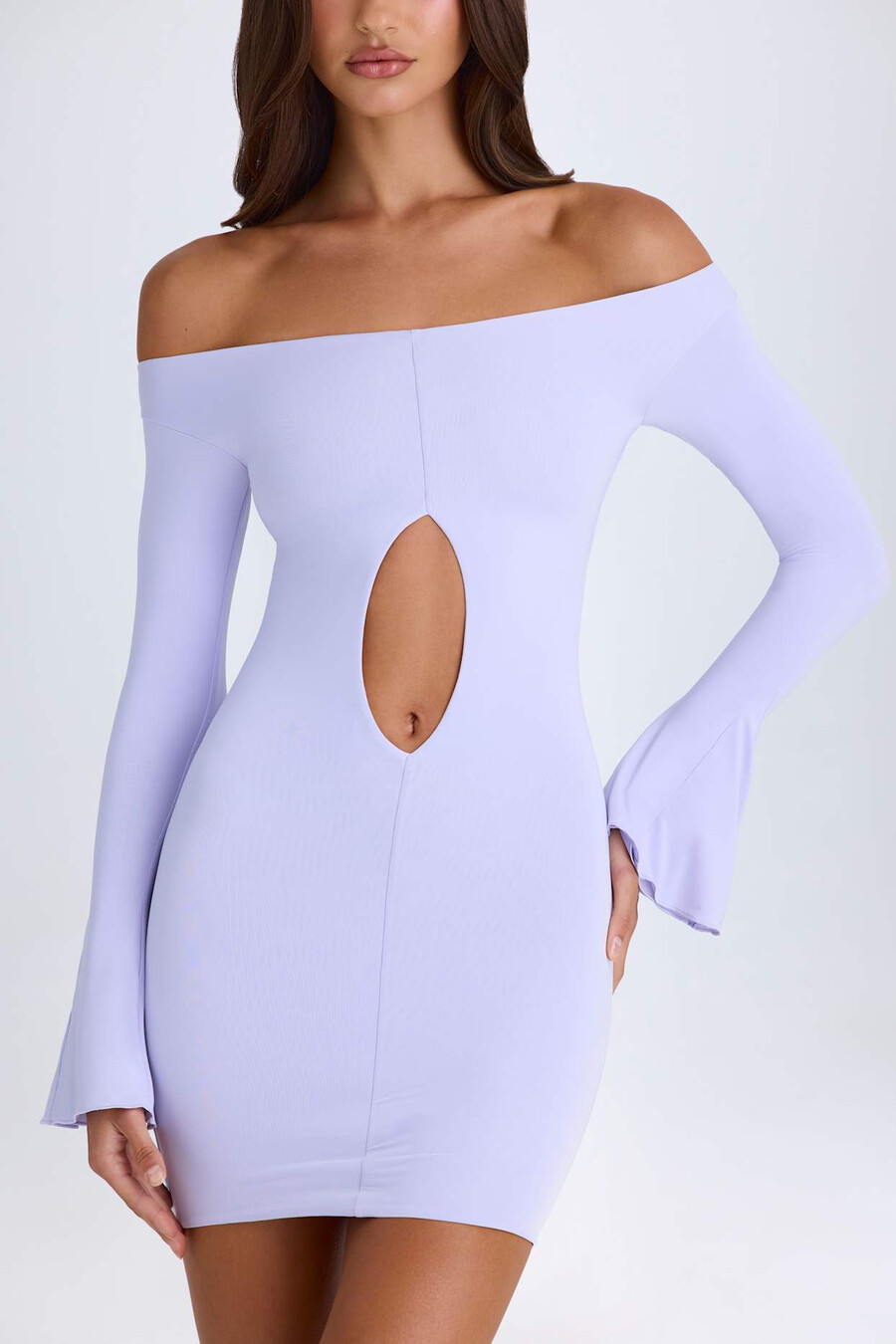 vestido curto com recortes e ombros à mostra em tom lilás suave.