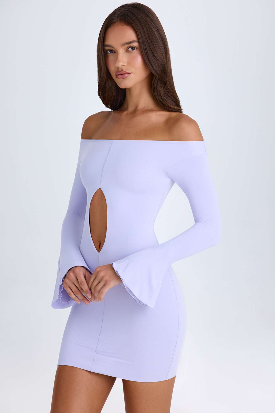 vestido curto com recortes e ombros à mostra em tom lilás suave.