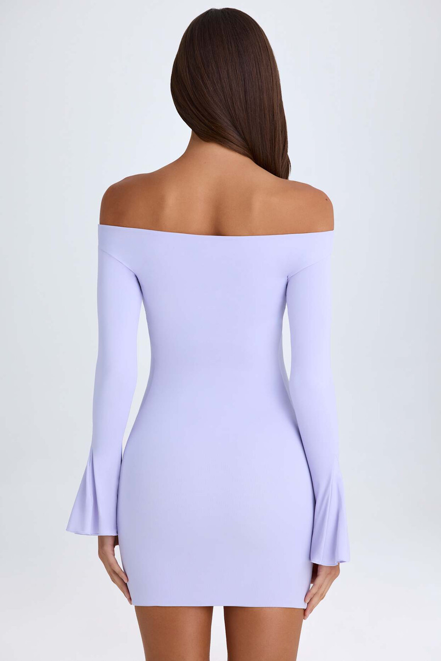 vestido curto com recortes e ombros à mostra em tom lilás suave.