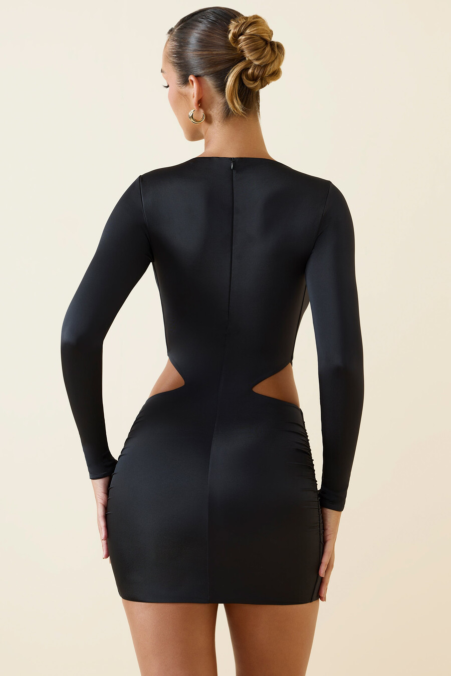 vestido curto preto com recortes e franzidos