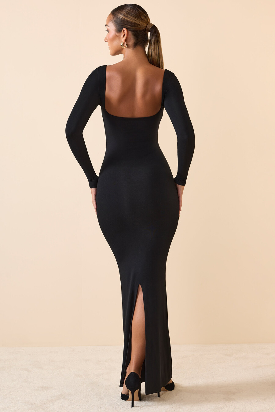 vestido longo modal com recorte em formato de fechadura na cor preta.