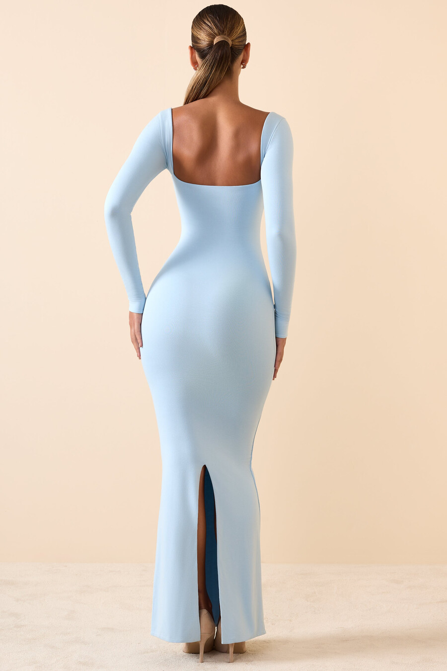 vestido longo modal com recorte em formato de fechadura na cor azul gelo.