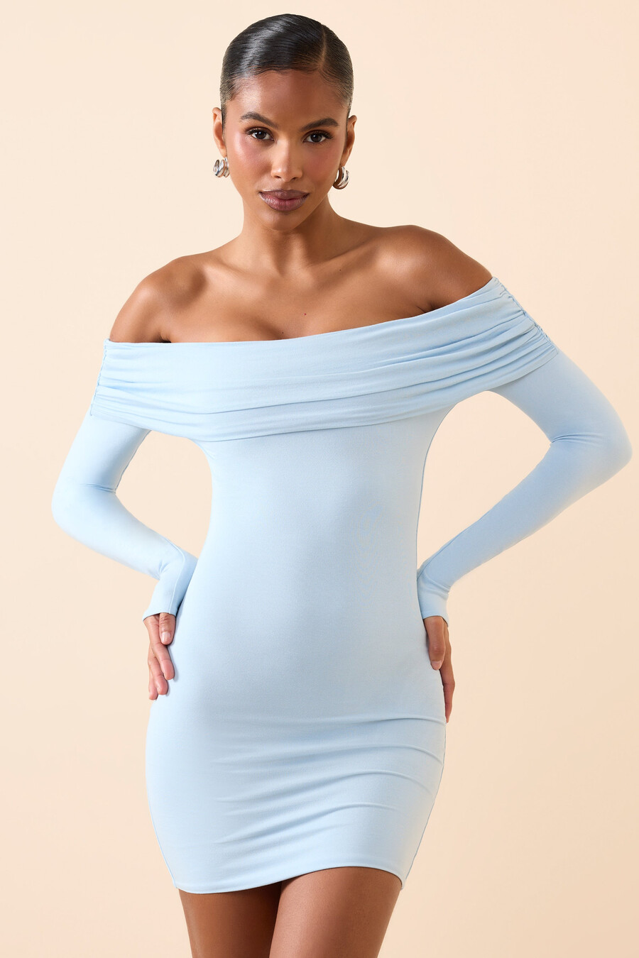 vestido curto ombro a ombro em modal na cor azul gelo.