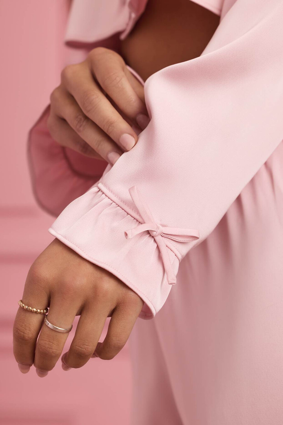 blusa de pijama cropped com babados na cor rosa bebê