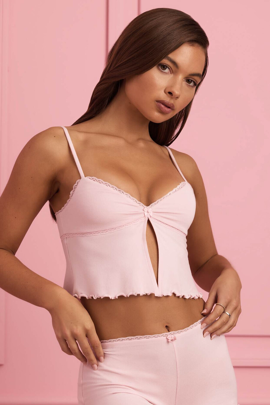 blusa de pijama estilo babydoll com detalhes em renda na cor rosa bebê.