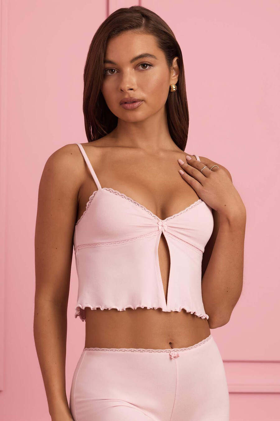 blusa de pijama estilo babydoll com detalhes em renda na cor rosa bebê.