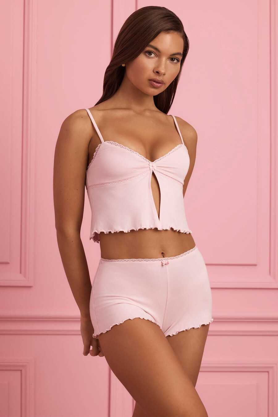 shorts de pijama de cintura média com detalhes em renda na cor rosa bebê.