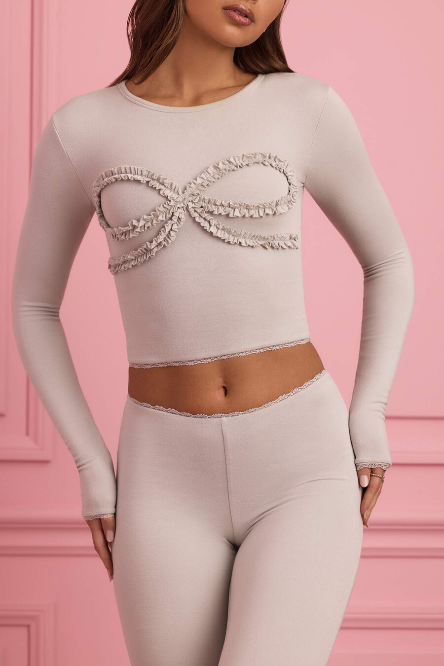 blusa de pijama com apliques e detalhes em renda na cor cinza nuvem