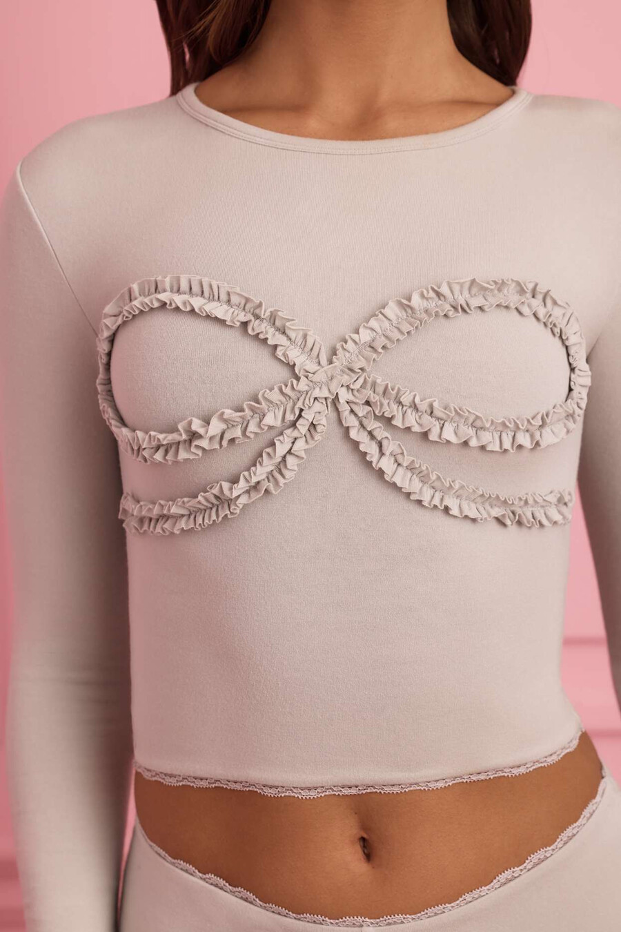 blusa de pijama com apliques e detalhes em renda na cor cinza nuvem