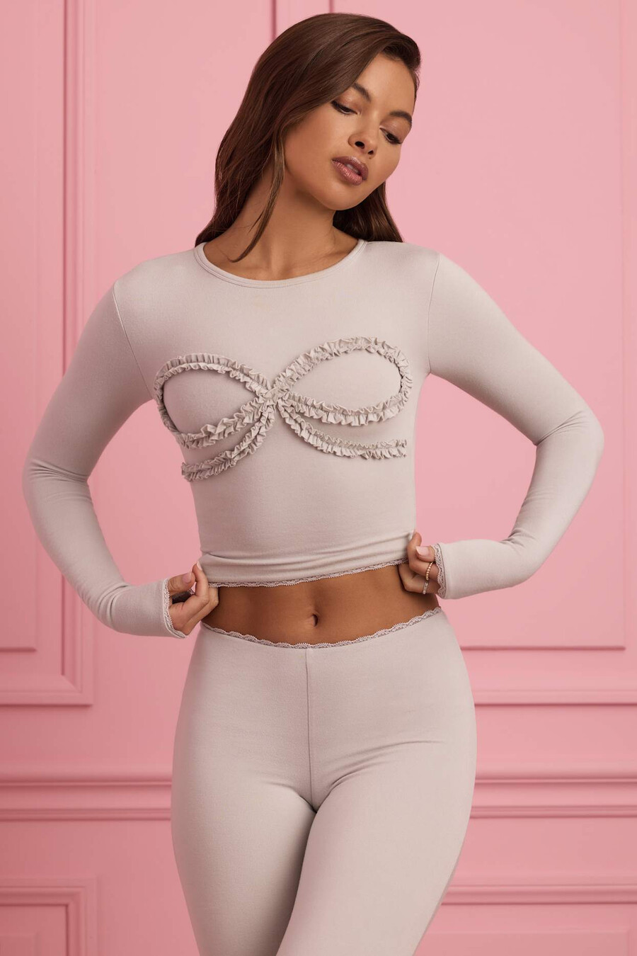 blusa de pijama com apliques e detalhes em renda na cor cinza nuvem