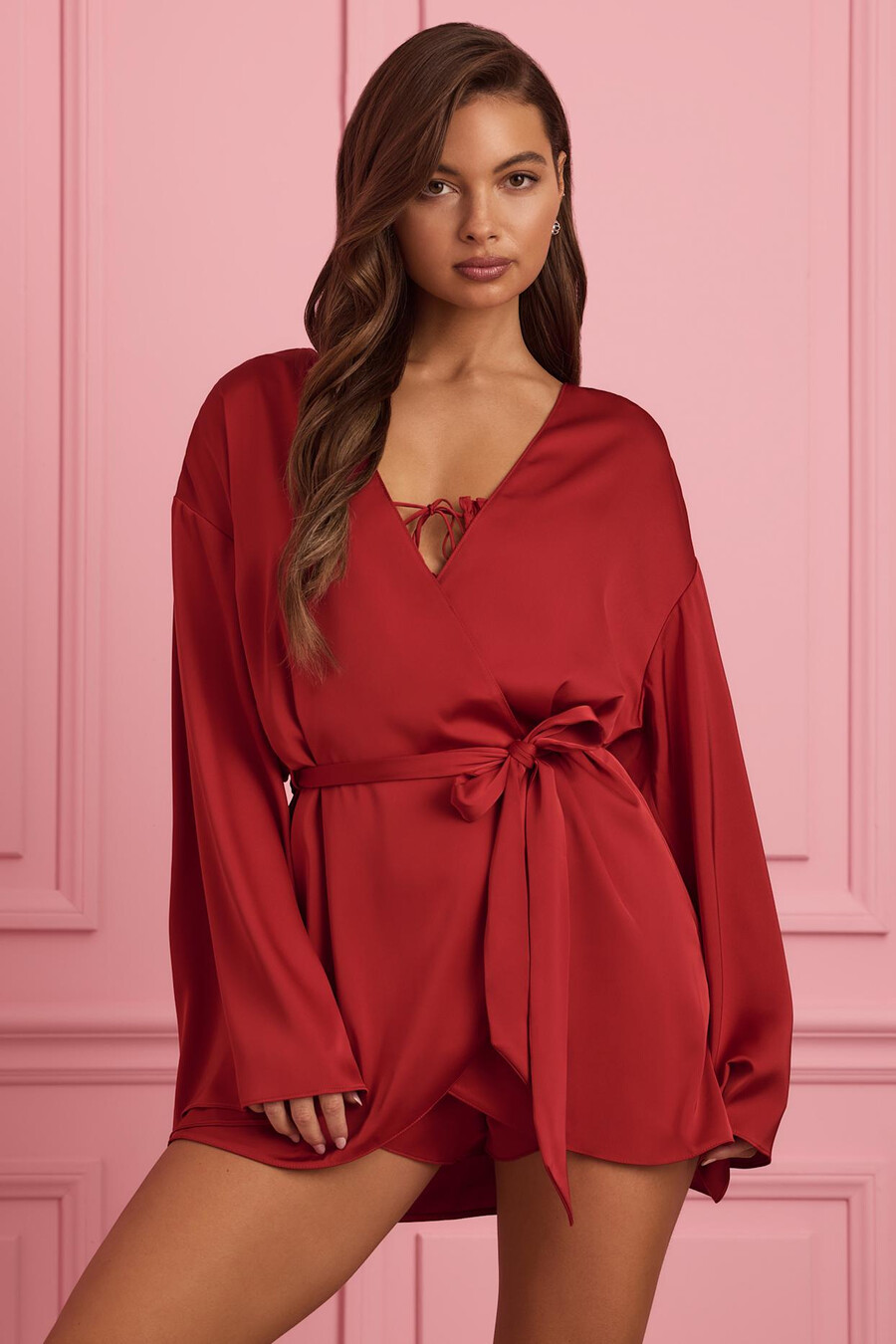 robe transpassada bordada em vermelho rubi