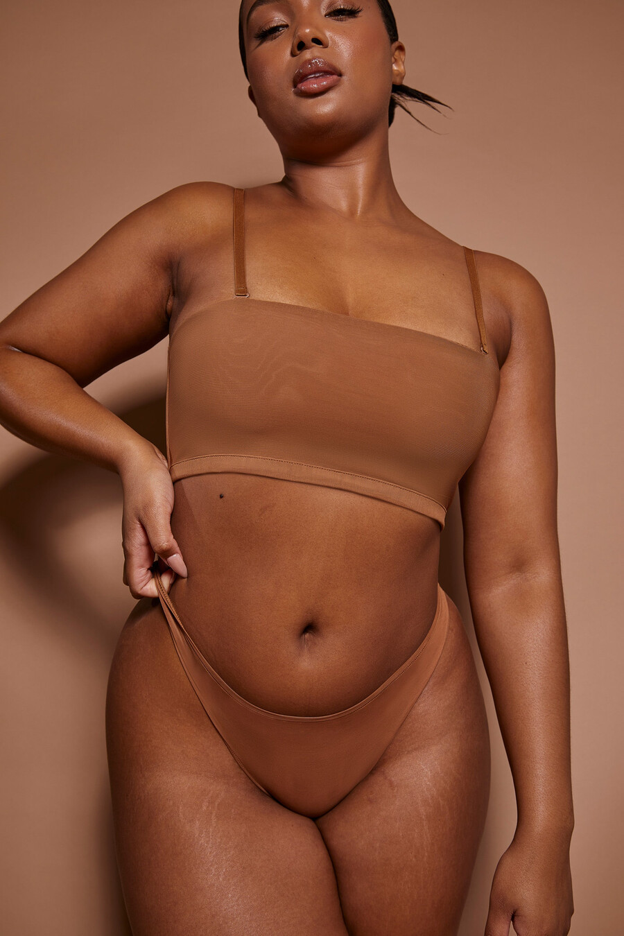 calcinha de malha macia na cor amêndoa