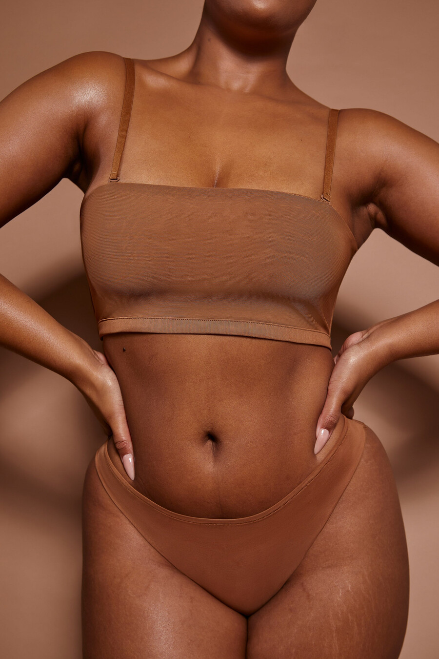 sutiã bandeau de malha macia na cor amêndoa