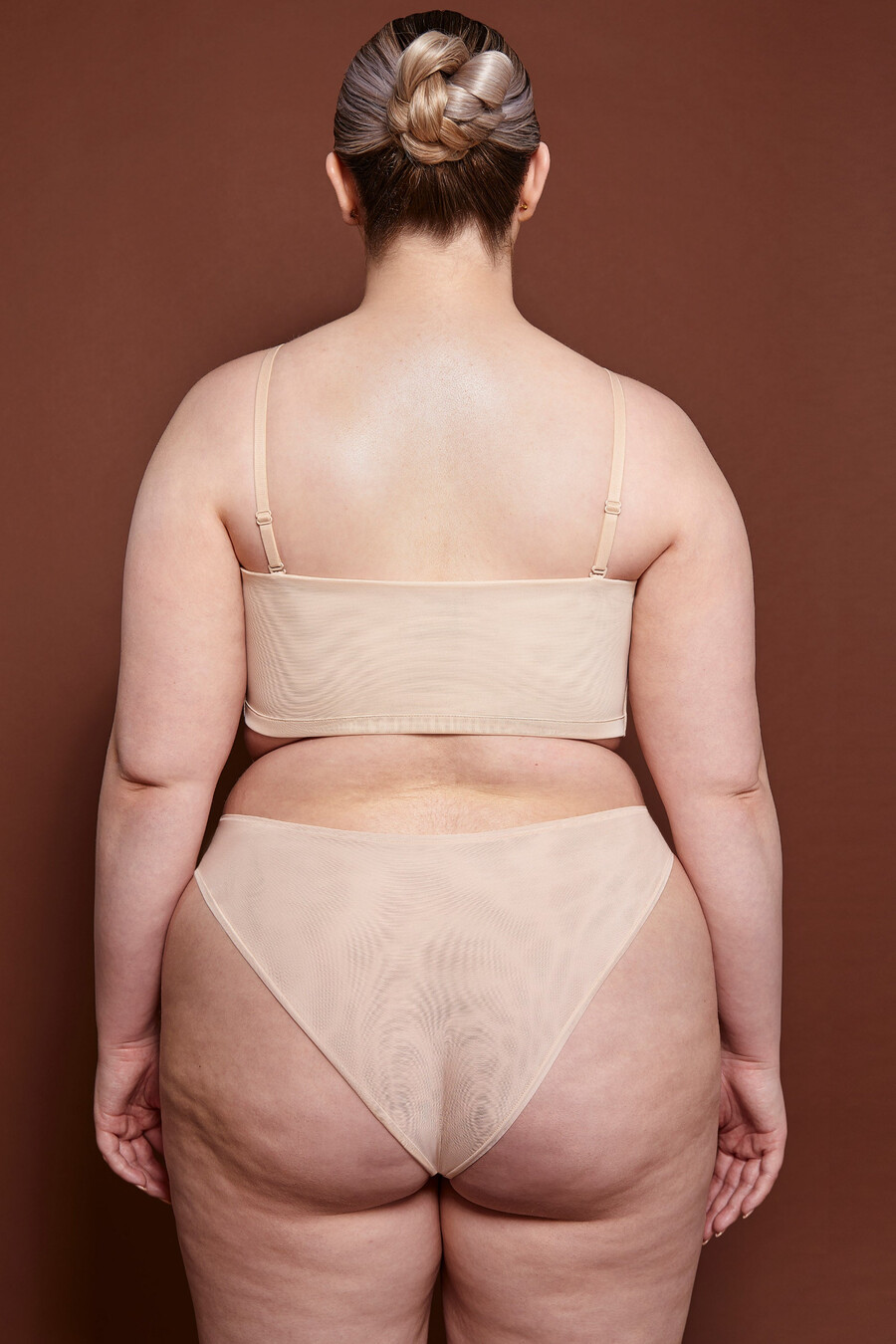 sutiã bandeau de malha macia na cor bege.