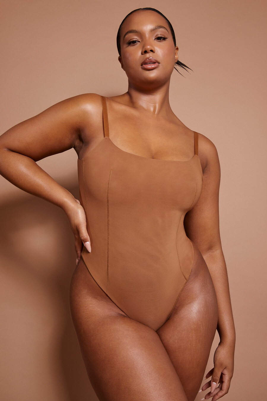 body de malha macia na cor amêndoa